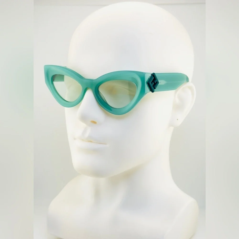 FENDI FF Diamonds Cat-eye women’s sunglasses FE401461 Light Green Frame